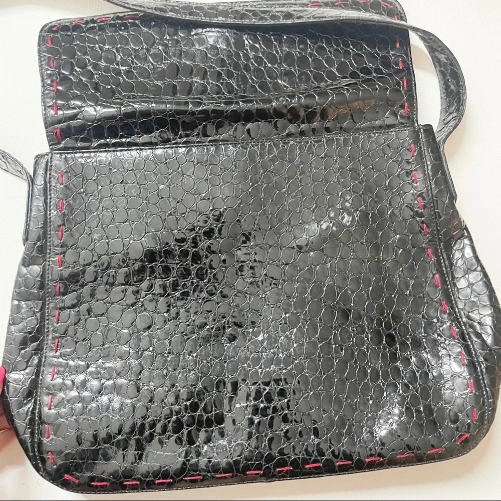 BCBG MAX AZRIA BLACK ITALIAN LEATHER SHOULDER BAG RED STITCHING RED INTERIOR - Picture 4 of 12